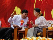 Myanmar: Straf Aung San Suu Kyi verlaagd van vier naar twee jaar
