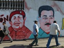 Venezuela: VS versoepelt oliesancties in ruil voor dialoog met oppositie