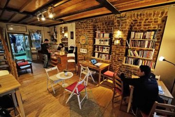 boekwinkel in istanboel brengt syriers thuis