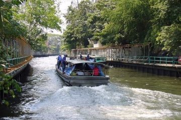 4 bangkok zoekt de oplossing op en langs het water