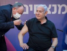 Lof en kritiek voor Israëls vaccinatiebeleid | Duitsland haalt klimaatdoelen