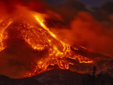 Uitbarsting vulkaan Etna | Noord-Korea hackt Pfizer