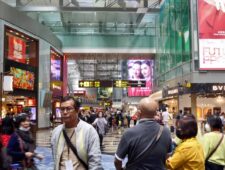 Luchthaven Changi concentreert zich nu op inwoners van Singapore | Clooney wil terugave roofkunst