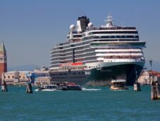 Biljoenen voor fossiele industrie | Geen cruiseschepen aan het San Marcoplein