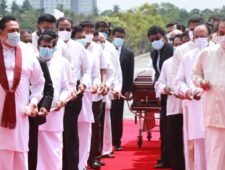 Sri Lanka staat begrafenissen toe | AfD onder toezicht