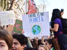 Rebecca Solnit roept op tot een hoopvolle klimaatrevolutie
