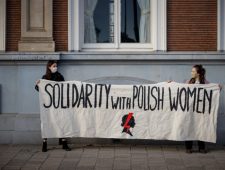 Polen treedt op tegen ‘abortustoerisme’ | Griekse horeca voorzichtig open
