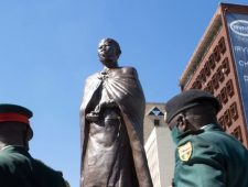 Zimbabwanen boos over standbeeld | Praten met geesten is razend populair