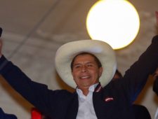 Linkse Castillo verkozen tot president van Peru | Misstanden in Qatarese hotels
