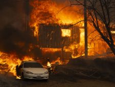 Californië geteisterd door historische bosbrand | VS blijft dicht voor EU-reizigers
