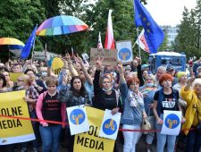 Poolse wet is ‘ongekende aanval op persvrijheid’ | Nederlands pensioenfonds waarschuwt Korea