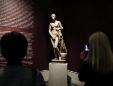 Het eerste naakte vrouwbeeld zette de Griekse beeldhouwkunst op zijn kop