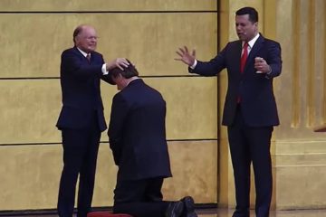 Edir Macedo orando por Bolsonaro 1