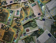 EU haalt 12 miljard euro op met ’s werelds grootste uitgifte van groene obligaties