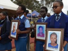 Uit protest steken Keniaanse leerlingen hun school in brand