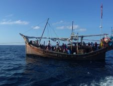 Indonesië neemt tientallen op zee gestrande Rohingya-vluchtelingen alsnog op