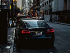 Tesla roept bijna half miljoen auto’s terug na gevaarlijk defect