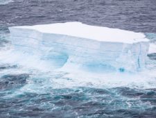 Antarctica: reusachtige ijsberg loost meer dan 150 miljard ton zoet water in zee