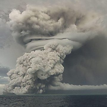 Vulkaanuitbarsting Tonga: twee doden, overstromingen en aswolken