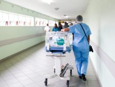 Westen kaapt artsen weg uit buitenland: ‘Over zes maanden zijn ze allemaal vertrokken’
