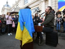 Oekraïense rockster treedt op in schuilkelders en stationshallen
