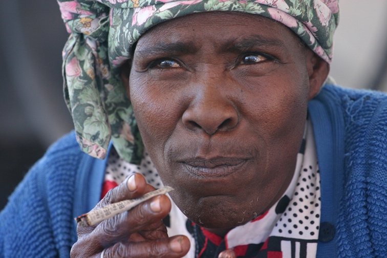 Nama Woman Smoking Kalahari Desert Namibia Luca Galuzzi 2004 kopie.JPG