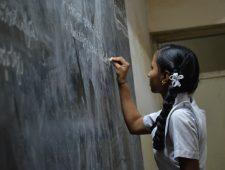 Verbod mobiele telefoon zorgt voor achterstand bij meisjes in India