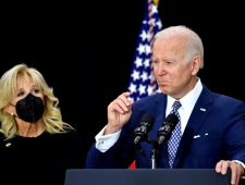 Joe Biden is ‘vastbesloten’ om aanvalsgeweren in VS te verbieden