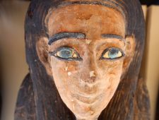 Egyptische archeologen ontdekken honderden sarcofagen en bronzen beelden