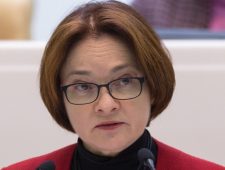 Sancties of niet, deze vrouw loodst Ruslands economie de oorlog door