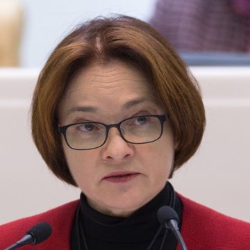 Sancties of niet, deze vrouw loodst Ruslands economie de oorlog door