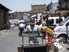 In Santiago nemen dakloze gezinnen het heft in eigen handen