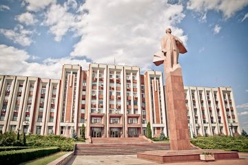 Tiraspol Transnistria parliament building in Tiraspol and a statue of Vladimir Lenin Flickr Marco Fieber