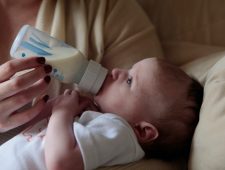 Joe Biden stelt luchtbrug in om babymelkcrisis op te lossen