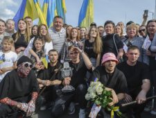 Songfestivalwinnaars veilen trofee om drones te kopen voor Oekraïense leger