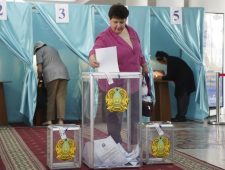 Kazachen stemmen oude autoritaire leider weg