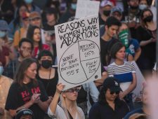 Wat zij zeggen over het terugdraaien van het recht op abortus
