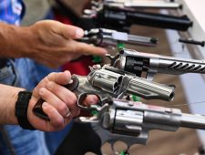 Marketing wapenfabrikanten creëerde nieuwe klant: jonge moordenaars