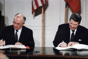 Reagan and Gorbachev signing 1