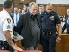 Steve Bannon aangeklaagd voor financiële fraude in New York
