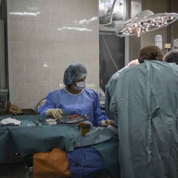 Door de oorlog amputeren deze kinderarts en plastisch chirurg nu armen en benen