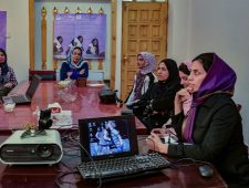 Afghaanse vrouwen proberen digitaal te studeren