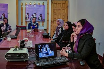 Afghaanse vrouwen proberen digitaal te studeren