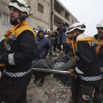 Wie helpt de slachtoffers van de aardbeving in Noordwest-Syrië?