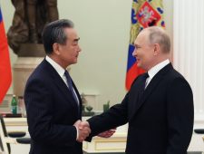 Poetin ontvangt Chinese topdiplomaat en maakt nieuwe afspraken