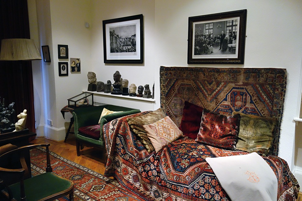 Study with the couch Freud Museum London 18M0143