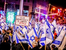 Yuval Noah Harari: ‘Netanyahu, stop met je staatsgreep of wij stoppen het land’