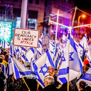 Yuval Noah Harari: ‘Netanyahu, stop met je staatsgreep of wij stoppen het land’