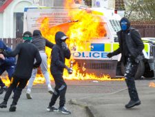 Noord-Ierland: jubileum Goedevrijdagakkoord verstoord door geweld