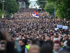 Tienduizenden betogers in Servië tegen vuurwapengeweld